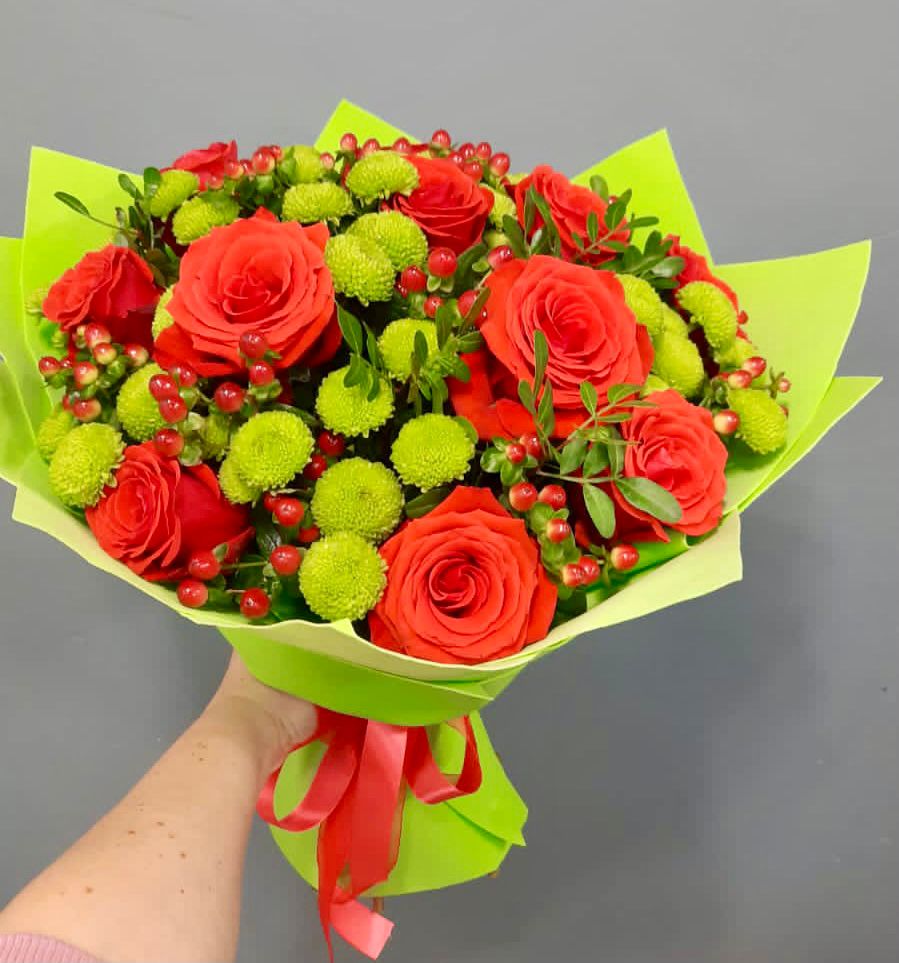 Букет цветов из: Хризантемы и Розы в Новой Ладоге