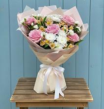 Букет цветов из:  Гвоздики, Орхидеи и Розы в Новой Ладоге