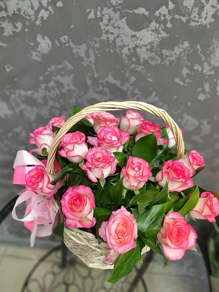 Цветочная композиция из Розы в корзине в Новой Ладоге