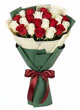 Букет Микс из красных и белых роз в Новой Ладоге