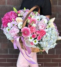 Композиция солнечный день в Новой Ладоге Цветочная композиция из Розы, Хризантемы, Пионы и Лизиантусы в корзине в Новой Ладоге