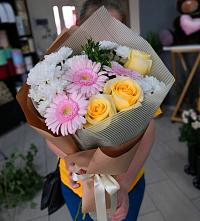 Букет цветов из:  Герберы, Розы и Хризантемы в Новой Ладоге