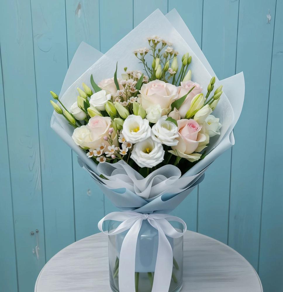 Букет цветов из: Розы и Лизиантусы в Новой Ладоге