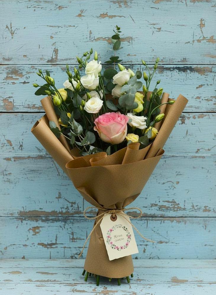 Букет цветов из: Розы и Лизиантусы в Новой Ладоге