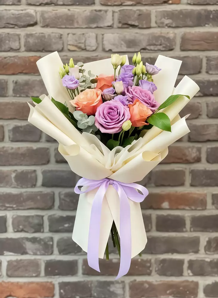 Букет цветов из: Лизиантусы и Розы в Новой Ладоге