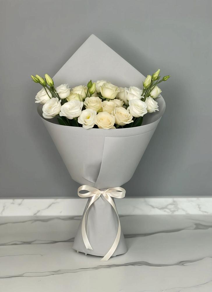 Букет цветов из: Розы и Лизиантусы в Новой Ладоге