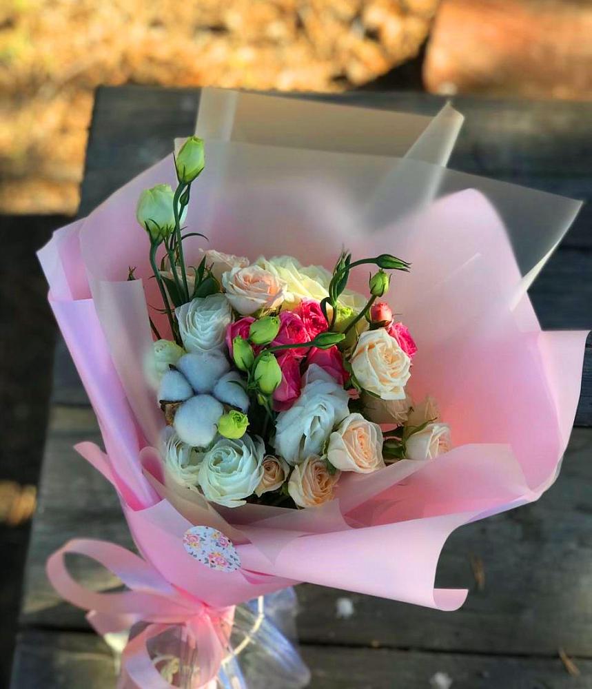 Букет цветов из: Розы и Лизиантусы в Новой Ладоге