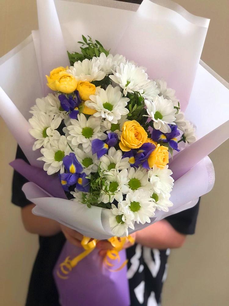 Букет цветов из: Ирисы, Хризантемы и Розы в Новой Ладоге