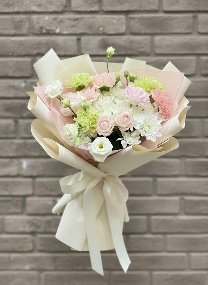 Букет цветов из: Гвоздики, Розы, Лизиантусы и Хризантемы в Новой Ладоге