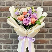 Букет цветов из:  Лизиантусы и Розы в Новой Ладоге