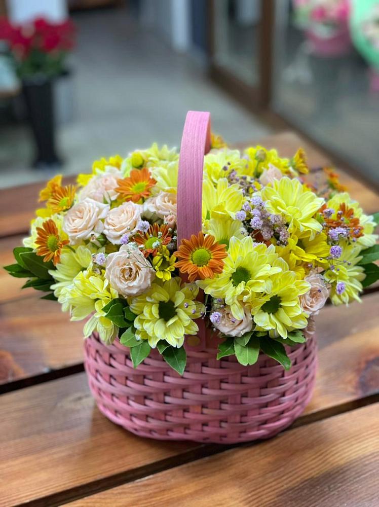 Цветочная композиция из Хризантемы и Розы в корзине в Новой Ладоге