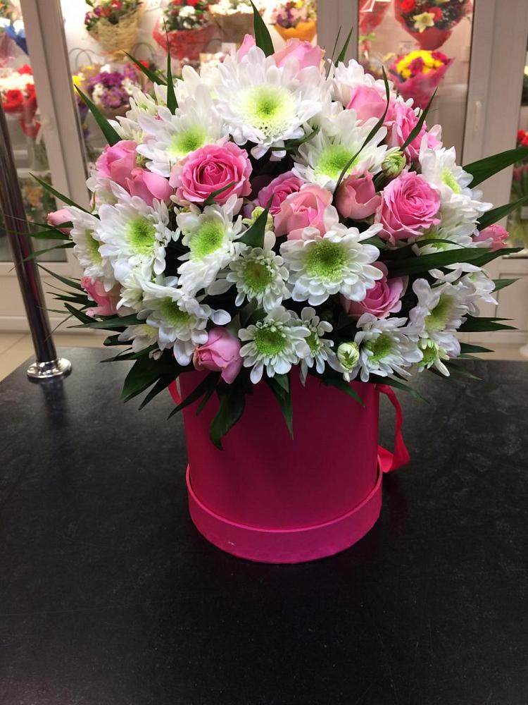 Цветочная композиция из Розы и Хризантемы в шляпной коробке в Новой Ладоге