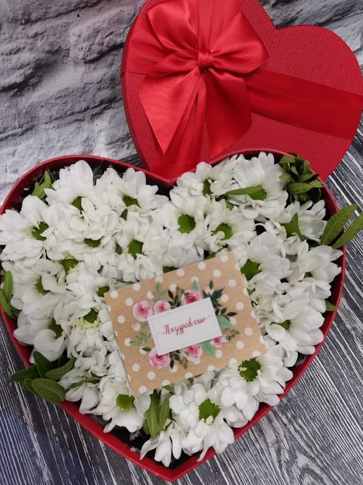 Цветочная композиция из Хризантемы в виде сердца в Новой Ладоге