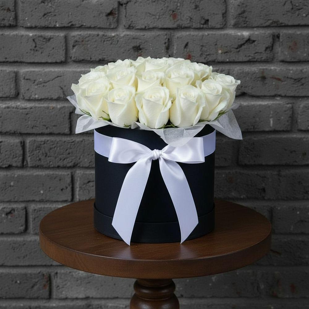 Цветочная композиция из Розы в шляпной коробке в Новой Ладоге