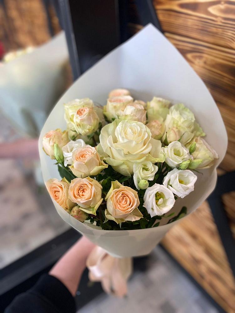 Букет цветов из: Розы и Лизиантусы в Новой Ладоге