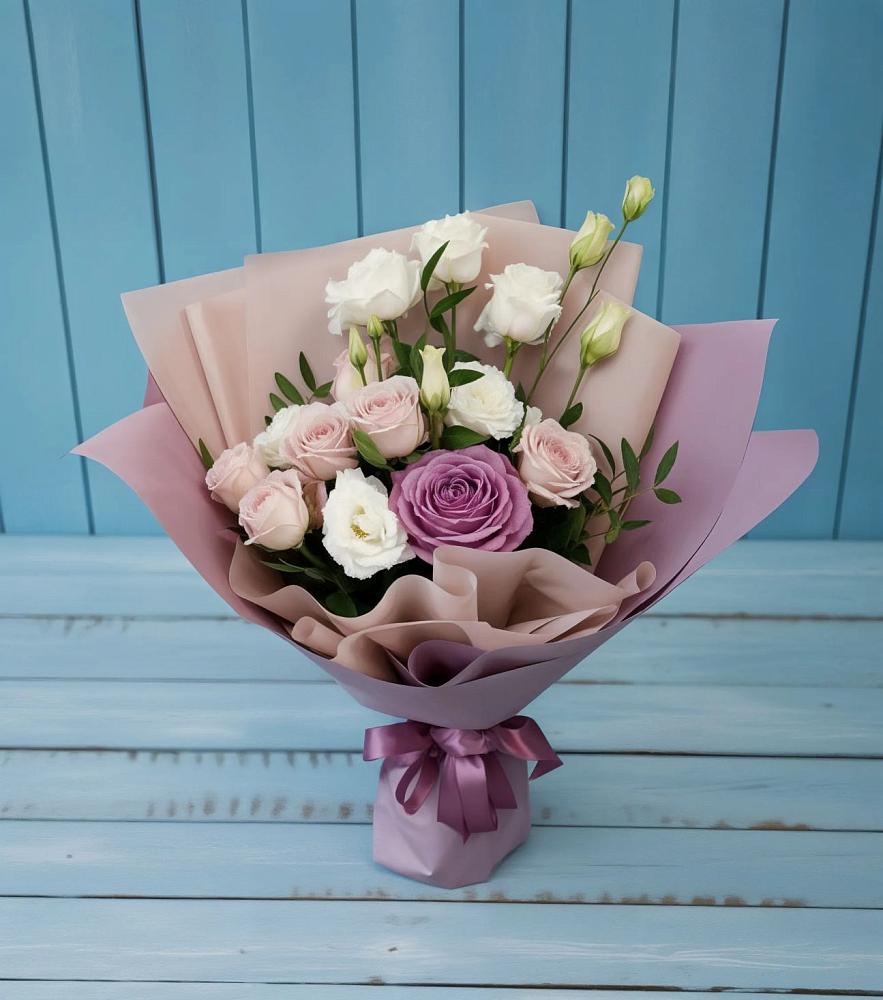 Букет цветов из: Розы и Лизиантусы в Новой Ладоге